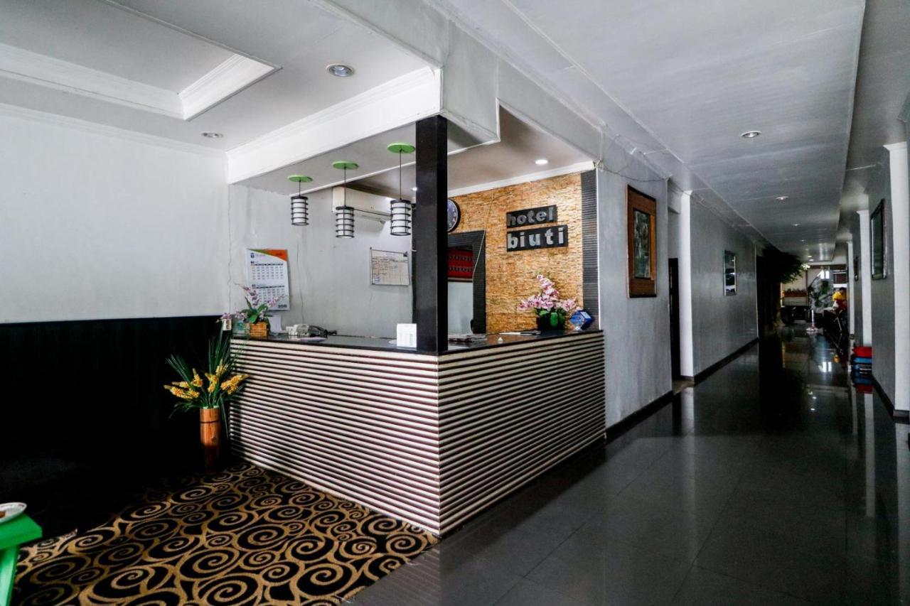 Reddoorz Plus @ Banjarmasin Tengah Hotel Buitenkant foto